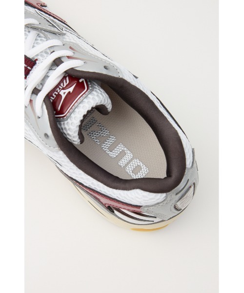 MIZUNO（ミズノ　）の「WAVE RIDER 10（スニーカー・レディース・シルバー/レッド・23cm/23.5cm/24cm/24.5cm/25cm）」の4枚目の写真