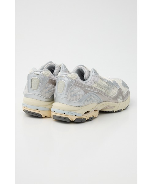 MIZUNO（ミズノ　）の「WAVE RIDER 10（スニーカー・レディース・シルバー/レッド・23cm/23.5cm/24cm/24.5cm/25cm）」の17枚目の写真