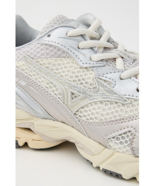 MIZUNO（ミズノ　）の「WAVE RIDER 10（スニーカー・レディース・シルバー/レッド・23cm/23.5cm/24cm/24.5cm/25cm）」の5枚目の写真