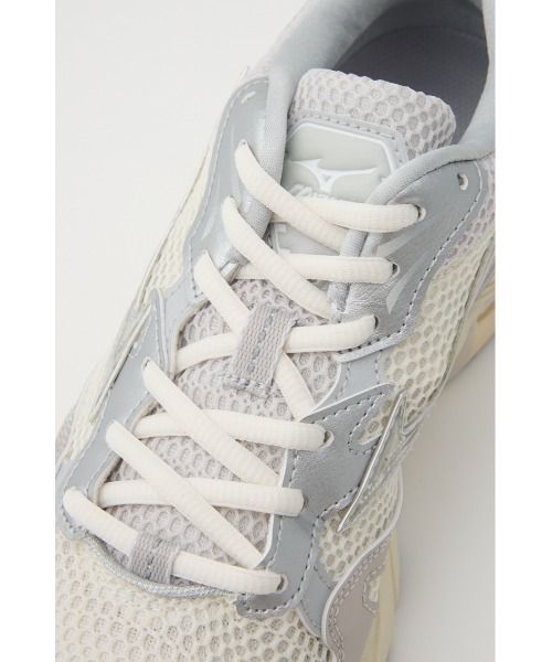 MIZUNO（ミズノ　）の「WAVE RIDER 10（スニーカー・レディース・シルバー/レッド・23cm/23.5cm/24cm/24.5cm/25cm）」の16枚目の写真