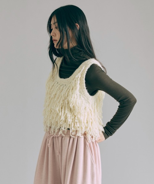 EN NEUME(エンノイム)の「Fringe Knit Bustier(ベスト・レディース・ブラウン/アイボリー/チャコール・FREE)」の2枚目の写真