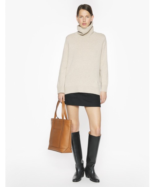 Maison Kitsune（メゾンキツネ）の「MERINO WOOL COMFORT TURTLENECK JUMPER（ニット/セーター・レディース・ライトベージュ・S/M/L）」の3枚目の写真