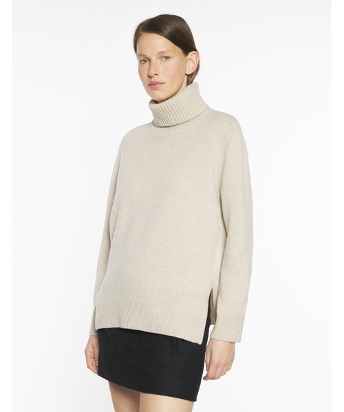 Maison Kitsune（メゾンキツネ）の「MERINO WOOL COMFORT TURTLENECK JUMPER（ニット/セーター・レディース・ライトベージュ・S/M/L）」の2枚目の写真