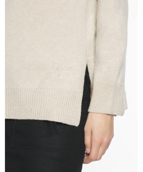 Maison Kitsune（メゾンキツネ）の「MERINO WOOL COMFORT TURTLENECK JUMPER（ニット/セーター・レディース・ライトベージュ・S/M/L）」の5枚目の写真