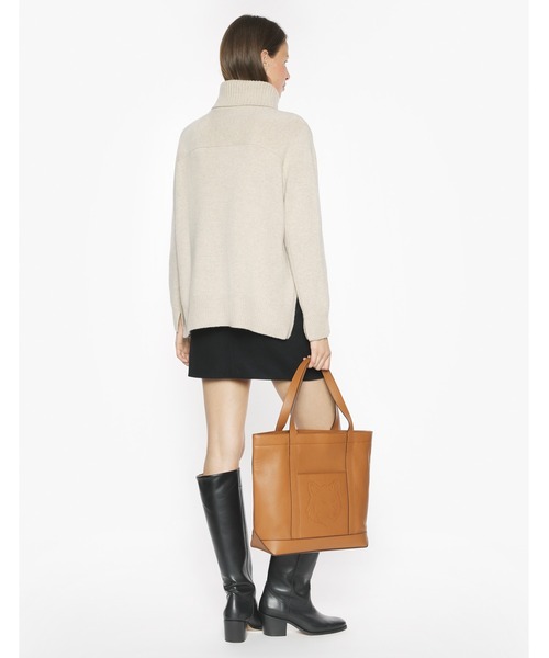 Maison Kitsune（メゾンキツネ）の「MERINO WOOL COMFORT TURTLENECK JUMPER（ニット/セーター・レディース・ライトベージュ・S/M/L）」の4枚目の写真