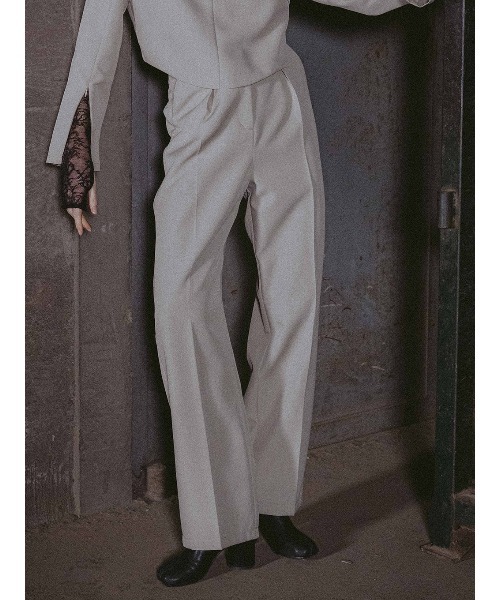 ELCHELE(エルチェレ)の「HALF MOON STRAIGHT PANTS(スラックス・レディース・サンドベージュ/ブラック・36/38)」の2枚目の写真