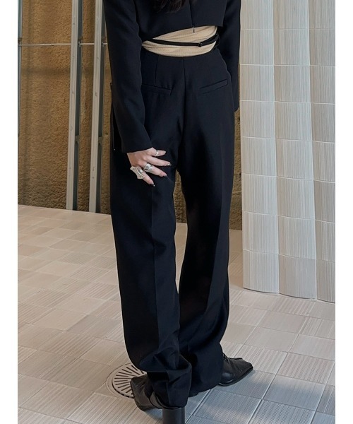 ELCHELE(エルチェレ)の「HALF MOON STRAIGHT PANTS(スラックス・レディース・サンドベージュ/ブラック・36/38)」の1枚目の写真