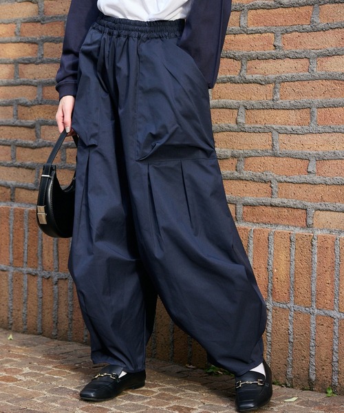 c/est（シーエ）の「c/est/シーエ PATSY Bigforme Pants パッシー 立体的フォルム テーパードデザインパンツ 秋物 秋服 2026年秋冬（その他パンツ・レディース・ブラック/ネイビー・FREE）」の2枚目の写真