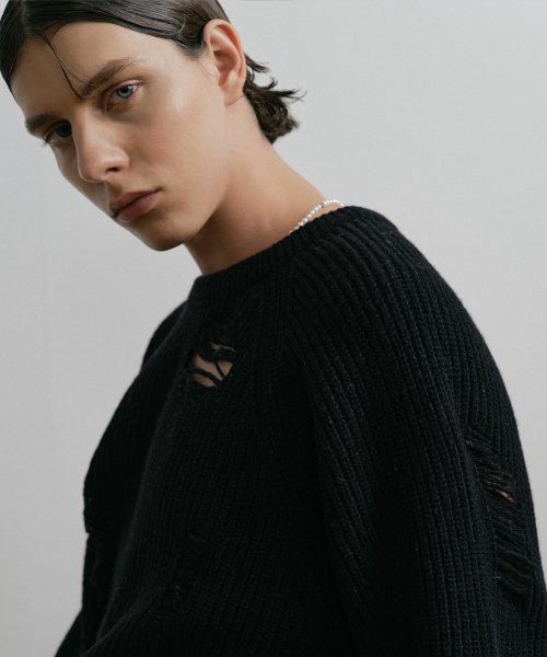 DUSTYWHITE（ダスティーホワイト）の「BLACK LOOSE FIT DESTROYED WOOL KNIT SWEATER（ニット/セーター・メンズ・その他・LARGE/MEDIUM）」の3枚目の写真