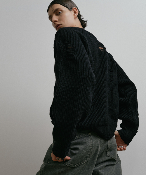 DUSTYWHITE（ダスティーホワイト）の「BLACK LOOSE FIT DESTROYED WOOL KNIT SWEATER（ニット/セーター・メンズ・その他・LARGE/MEDIUM）」の5枚目の写真