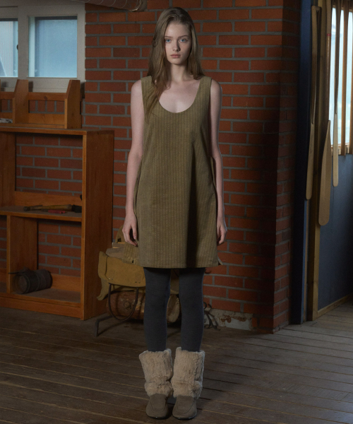 ANDNEEDS(アンドニーズ)の「Cole corduroy dress (khaki beige)(ワンピース・レディース・その他・MEDIUM/SMALL)」の1枚目の写真