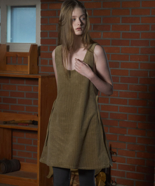 ANDNEEDS(アンドニーズ)の「Cole corduroy dress (khaki beige)(ワンピース・レディース・その他・MEDIUM/SMALL)」の2枚目の写真