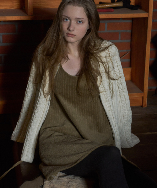 ANDNEEDS(アンドニーズ)の「Cole corduroy dress (khaki beige)(ワンピース・レディース・その他・MEDIUM/SMALL)」の4枚目の写真