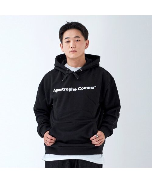 APOSTROPHE COMMA(アポストロフィコンマ)の「ベーシックフルネームロゴフードパーカー(ブラック/ホワイト)(パーカー・メンズ・ブラック・MEDIUM)」の1枚目の写真