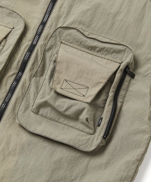 WMC（ダブリューエムシー）の「マルチポケットウィンドブレーカー_BEIGE（ナイロンジャケット・メンズ・ベージュ・LARGE/X-LARGE）」の6枚目の写真