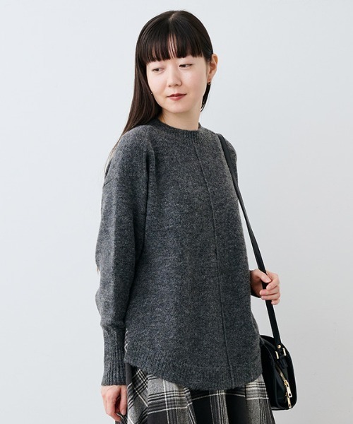 IEDIT（イディット）の「ＩＥＤＩＴ　洗える軽やかさ　デイリーに着たい　ウール＆アルパカ混のラウンドテールニット（ニット/セーター・レディース・グレー/ブラウン/ダークグレー・M/LL/L）」の3枚目の写真