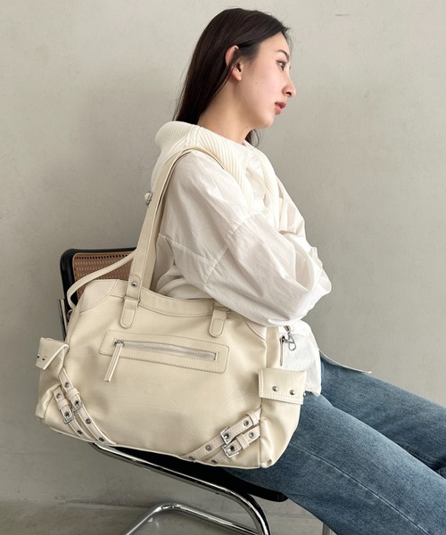 MYMOOD.(マイムード)の「ベルトデザインスタッズポケット2WAYショルダーバッグ(ハンドバッグ・レディース・グレイッシュベージュ/ブラック/ホワイト・FREE)」の14枚目の写真
