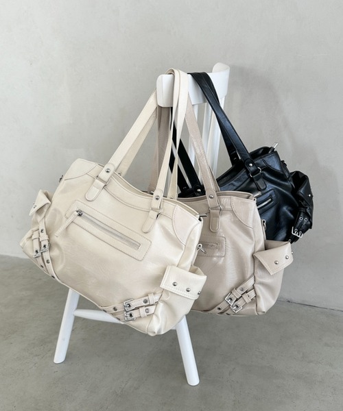 MYMOOD.(マイムード)の「ベルトデザインスタッズポケット2WAYショルダーバッグ(ハンドバッグ・レディース・グレイッシュベージュ/ブラック/ホワイト・FREE)」の6枚目の写真