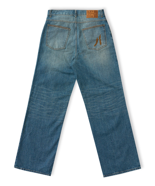 RAD FICTION(ラッドフィックション)の「WADE HAND STITCH WIDE FIT DENIM JEANS / MISTY BLUE(その他パンツ・メンズ・その他・MEDIUM/LARGE)」の2枚目の写真