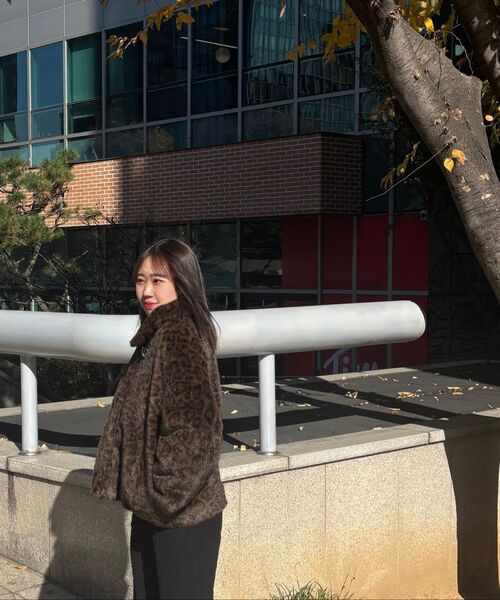 ROLAROLA(ロラロラ)の「LEOPARD COLLAR FUR JACKET BROWN(ムートンコート・レディース・ブラウン・FREE)」の8枚目の写真