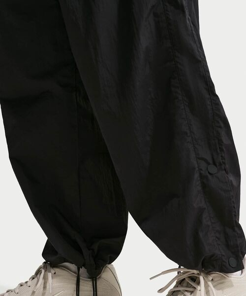 NIKE(ナイキ)の「ナイキ スポーツウェア ウィメンズ ルーズ ハイウエスト パラシュート パンツ / Nike Sportswear Women's Loose High-Waisted Parachute Pants IF0335-010 Black(その他パンツ・レディース・ブラック・M/L/XS/XL/S)」の8枚目の写真