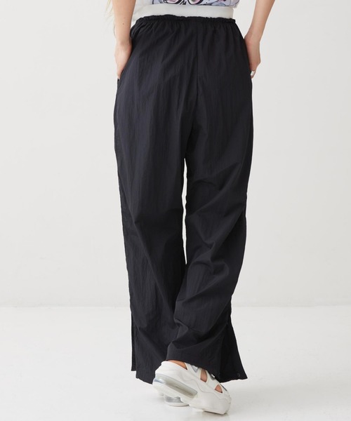 NIKE(ナイキ)の「ナイキ スポーツウェア ウィメンズ ルーズ ハイウエスト パラシュート パンツ / Nike Sportswear Women's Loose High-Waisted Parachute Pants IF0335-010 Black(その他パンツ・レディース・ブラック・M/L/XS/XL/S)」の3枚目の写真