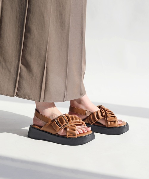 RiiiKa(リーカ)の「【RiiiKa/リーカ】シャーリングストラップサンダル(サンダル・レディース・キャメル/アイボリー/ブラック・S/M/L/LL)」の3枚目の写真