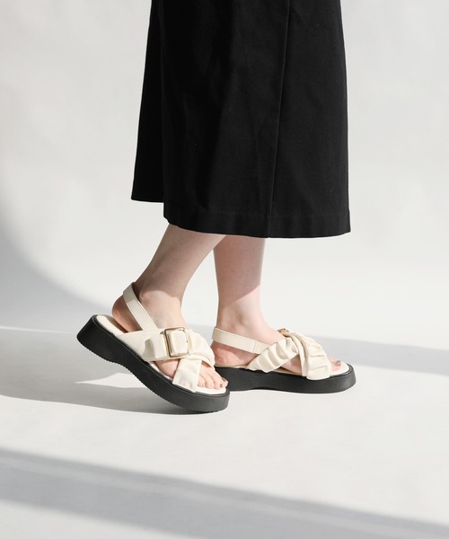 RiiiKa(リーカ)の「【RiiiKa/リーカ】シャーリングストラップサンダル(サンダル・レディース・キャメル/アイボリー/ブラック・S/M/L/LL)」の1枚目の写真