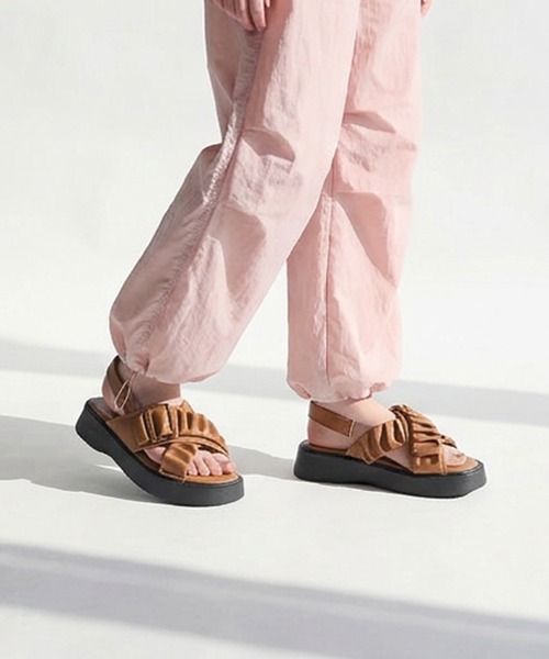 RiiiKa(リーカ)の「【RiiiKa/リーカ】シャーリングストラップサンダル(サンダル・レディース・キャメル/アイボリー/ブラック・S/M/L/LL)」の5枚目の写真