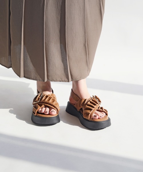 RiiiKa(リーカ)の「【RiiiKa/リーカ】シャーリングストラップサンダル(サンダル・レディース・キャメル/アイボリー/ブラック・S/M/L/LL)」の4枚目の写真