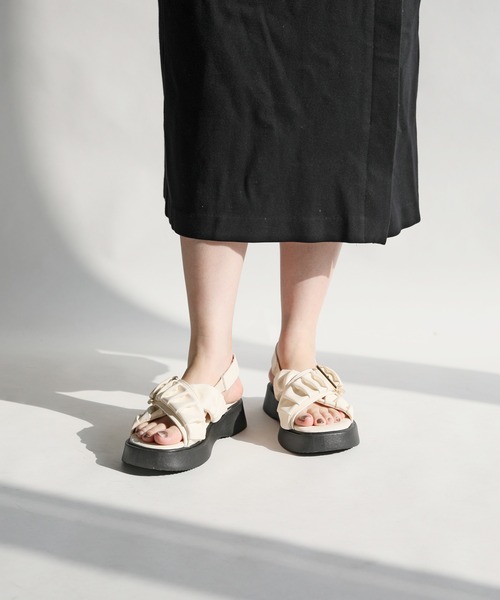 RiiiKa(リーカ)の「【RiiiKa/リーカ】シャーリングストラップサンダル(サンダル・レディース・キャメル/アイボリー/ブラック・S/M/L/LL)」の15枚目の写真