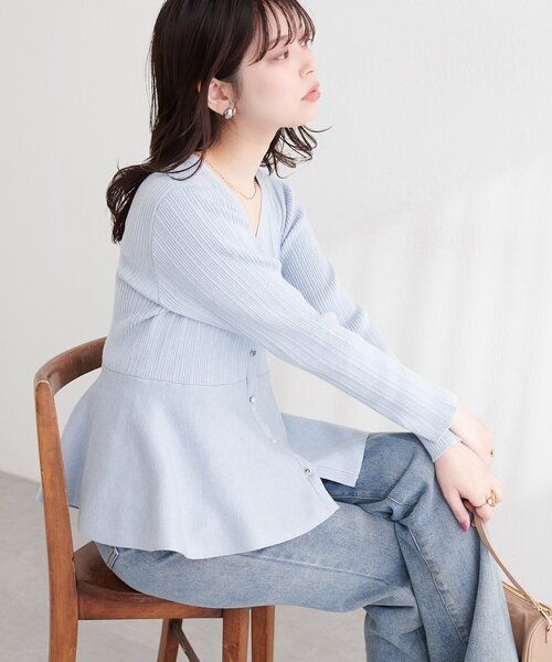 natural couture(ナチュラルクチュール)の「ランダムリブVネックペプラムカーディガン(カーディガン/ボレロ・レディース・サックスブルー/ブラック/オフホワイト/イエロー・FREE)」の3枚目の写真