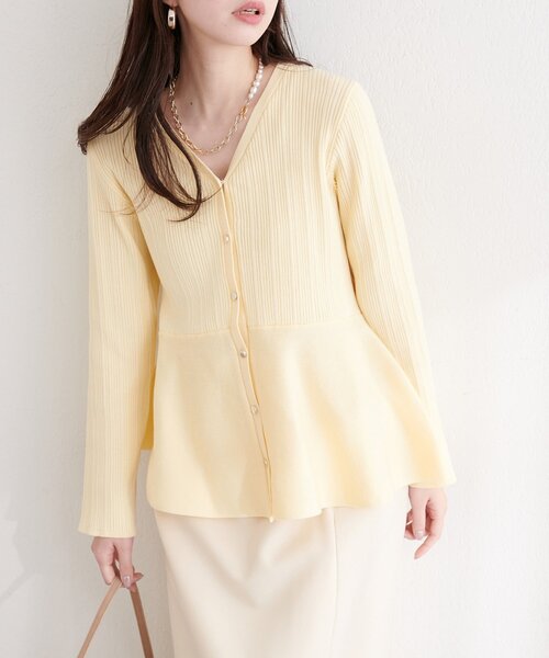 natural couture(ナチュラルクチュール)の「ランダムリブVネックペプラムカーディガン(カーディガン/ボレロ・レディース・サックスブルー/ブラック/オフホワイト/イエロー・FREE)」の4枚目の写真