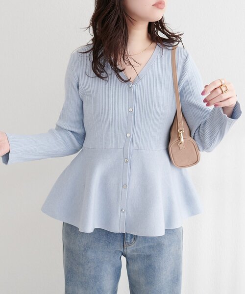 natural couture(ナチュラルクチュール)の「ランダムリブVネックペプラムカーディガン(カーディガン/ボレロ・レディース・サックスブルー/ブラック/オフホワイト/イエロー・FREE)」の12枚目の写真