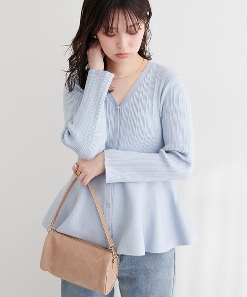 natural couture(ナチュラルクチュール)の「ランダムリブVネックペプラムカーディガン(カーディガン/ボレロ・レディース・サックスブルー/ブラック/オフホワイト/イエロー・FREE)」の10枚目の写真