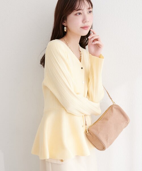 natural couture(ナチュラルクチュール)の「ランダムリブVネックペプラムカーディガン(カーディガン/ボレロ・レディース・サックスブルー/ブラック/オフホワイト/イエロー・FREE)」の7枚目の写真