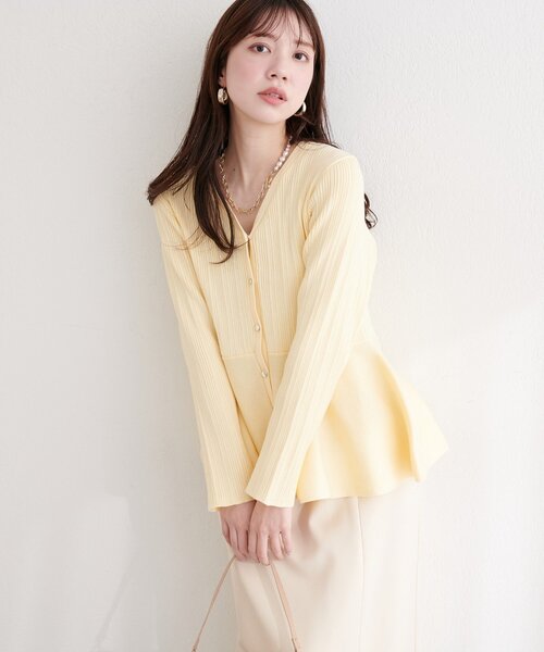 natural couture(ナチュラルクチュール)の「ランダムリブVネックペプラムカーディガン(カーディガン/ボレロ・レディース・サックスブルー/ブラック/オフホワイト/イエロー・FREE)」の6枚目の写真