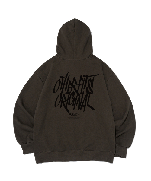 OTHERFITS（アザーフィッツ）の「[起毛/NO起毛] ストリートロゴフードパーカー (カーキ)（パーカー・レディース・その他・X-LARGE/S-M/M-L/L-XL/XL-XXL/LARGE/SMALL/MEDIUM）」の2枚目の写真