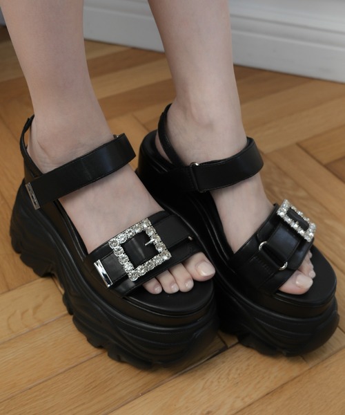 LIPSERVICE(リップサービス)の「BIGビジュースポーツサンダル(サンダル・レディース・ブラック/アイボリー・L/M/S)」の2枚目の写真