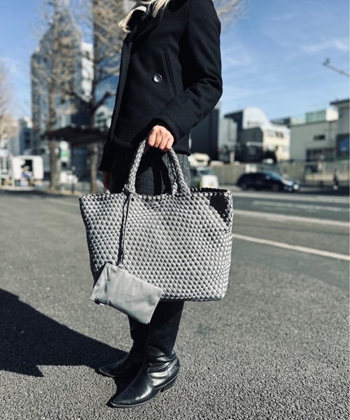 IO(イオ)(イオ)の「HERB/Intrecciato Middle Tote Bag with Pouch/ポーチ付きミドルトートバッグ(トートバッグ・レディース・ブラウン/グレー/ブラック・FREE)」の2枚目の写真