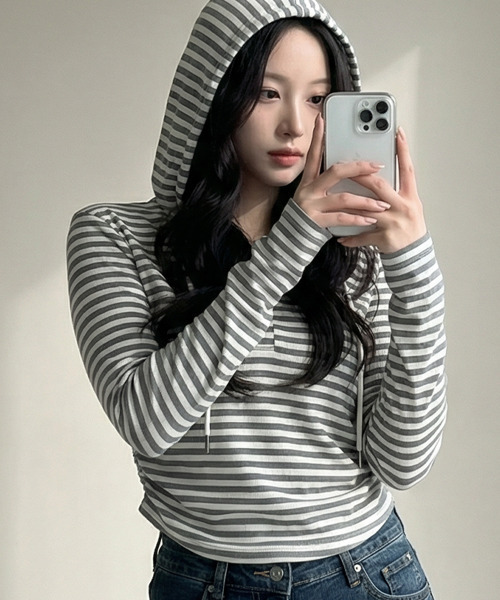 VIVID LADY(ビビッドレディー)の「サイドシャーリング ボーダーフーディー(Tシャツ/カットソー・レディース・グレー/ブラック・FREE)」の2枚目の写真