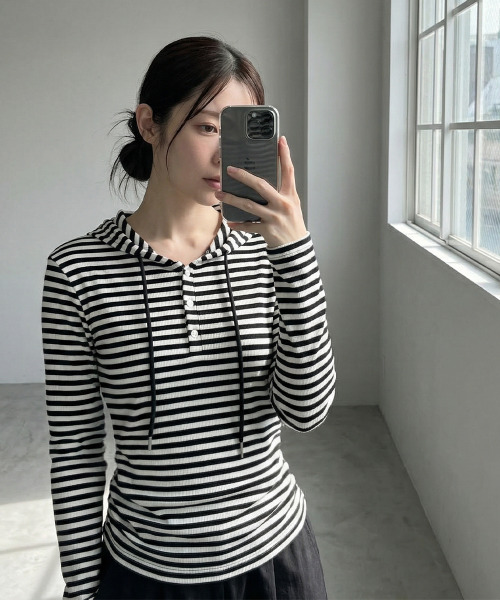 VIVID LADY(ビビッドレディー)の「サイドシャーリング ボーダーフーディー(Tシャツ/カットソー・レディース・グレー/ブラック・FREE)」の9枚目の写真