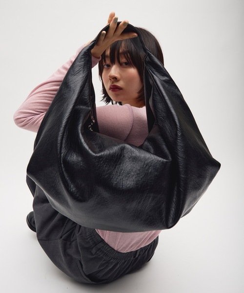 TONER(トナー)の「ボリュームカーブワンショルダーバッグ/ロゴプレート付き(ショルダーバッグ・レディース・ブラック/ダークブラウン/ブラウン・FREE)」の1枚目の写真
