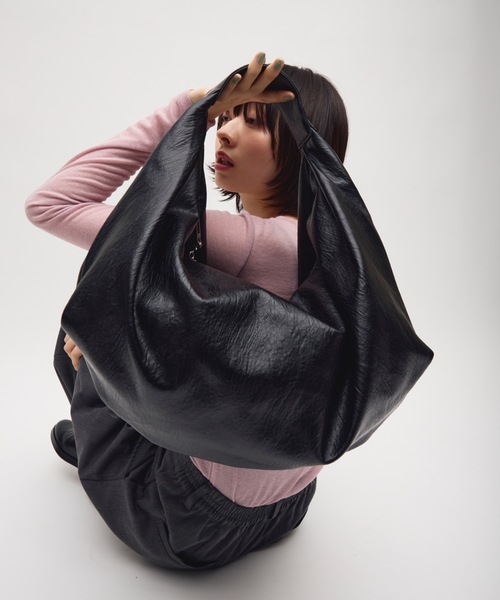 TONER(トナー)の「ボリュームカーブワンショルダーバッグ/ロゴプレート付き(ショルダーバッグ・レディース・ブラック/ダークブラウン/ブラウン・FREE)」の5枚目の写真