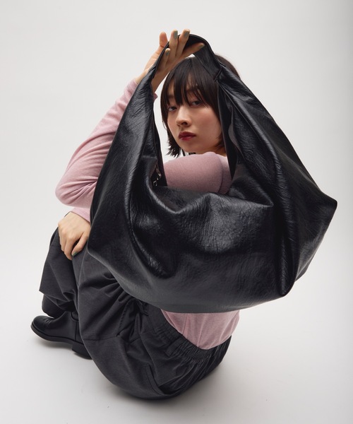 TONER(トナー)の「ボリュームカーブワンショルダーバッグ/ロゴプレート付き(ショルダーバッグ・レディース・ブラック/ダークブラウン/ブラウン・FREE)」の7枚目の写真