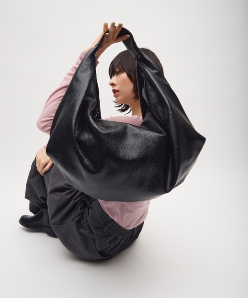 TONER(トナー)の「ボリュームカーブワンショルダーバッグ/ロゴプレート付き(ショルダーバッグ・レディース・ブラック/ダークブラウン/ブラウン・FREE)」の12枚目の写真