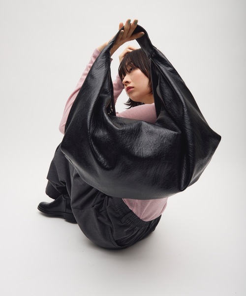 TONER(トナー)の「ボリュームカーブワンショルダーバッグ/ロゴプレート付き(ショルダーバッグ・レディース・ブラック/ダークブラウン/ブラウン・FREE)」の13枚目の写真