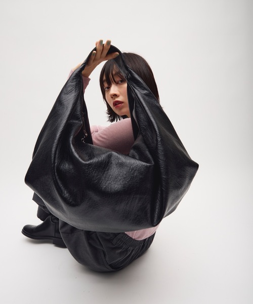 TONER(トナー)の「ボリュームカーブワンショルダーバッグ/ロゴプレート付き(ショルダーバッグ・レディース・ブラック/ダークブラウン/ブラウン・FREE)」の16枚目の写真