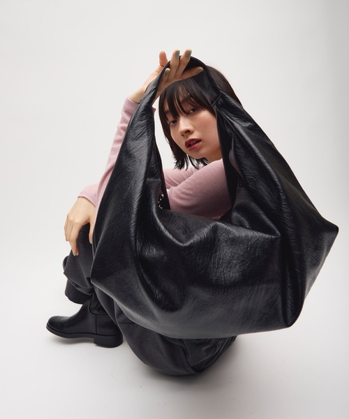 TONER(トナー)の「ボリュームカーブワンショルダーバッグ/ロゴプレート付き(ショルダーバッグ・レディース・ブラック/ダークブラウン/ブラウン・FREE)」の17枚目の写真