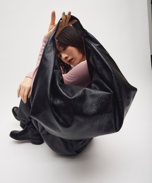 TONER(トナー)の「ボリュームカーブワンショルダーバッグ/ロゴプレート付き(ショルダーバッグ・レディース・ブラック/ダークブラウン/ブラウン・FREE)」の18枚目の写真